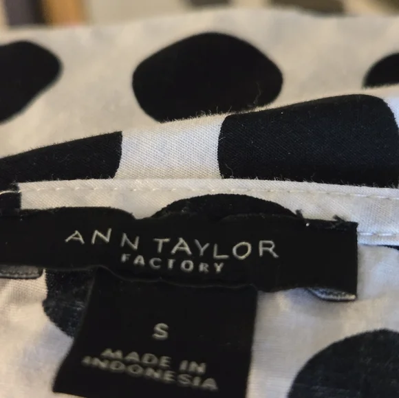 Ann Taylor: Black and White Polka Dot Blouse.  27 - Picture 4 of 4